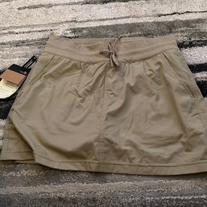 Brand new, never worn, north face skirt.